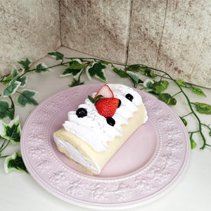 この苺ロールケーキの写真は滋賀県近江八幡市お菓子教室SweetKitchenKIDSの写真です。